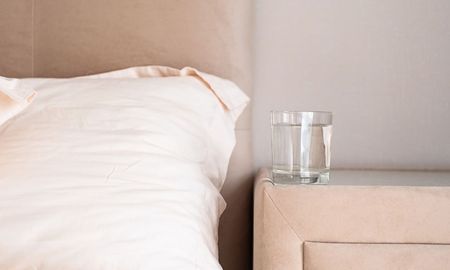 El agua que queda toda la noche al descubierto puede acumular partículas del ambiente. El agua que queda toda la noche al descubierto puede acumular partículas del ambiente.