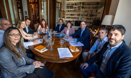 Cristina Kirchner recibió a economistas del PJ y analizó un plan económico de 400 páginas Cristina Kirchner recibió a economistas del PJ y analizó un plan económico de 400 páginas