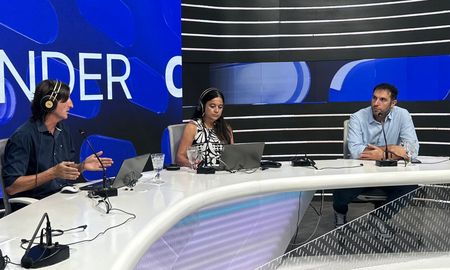Como en ediciones anteriores, la conducción estará a cargo de los periodistas de AIRE, Hipólito Ruiz y Alejandra Pautasso. Además participó Ignacio Mendoza, periodista de judiciales. Como en ediciones anteriores, la conducción estará a cargo de los periodistas de AIRE, Hipólito Ruiz y Alejandra Pautasso. Además participó Ignacio Mendoza, periodista de judiciales.