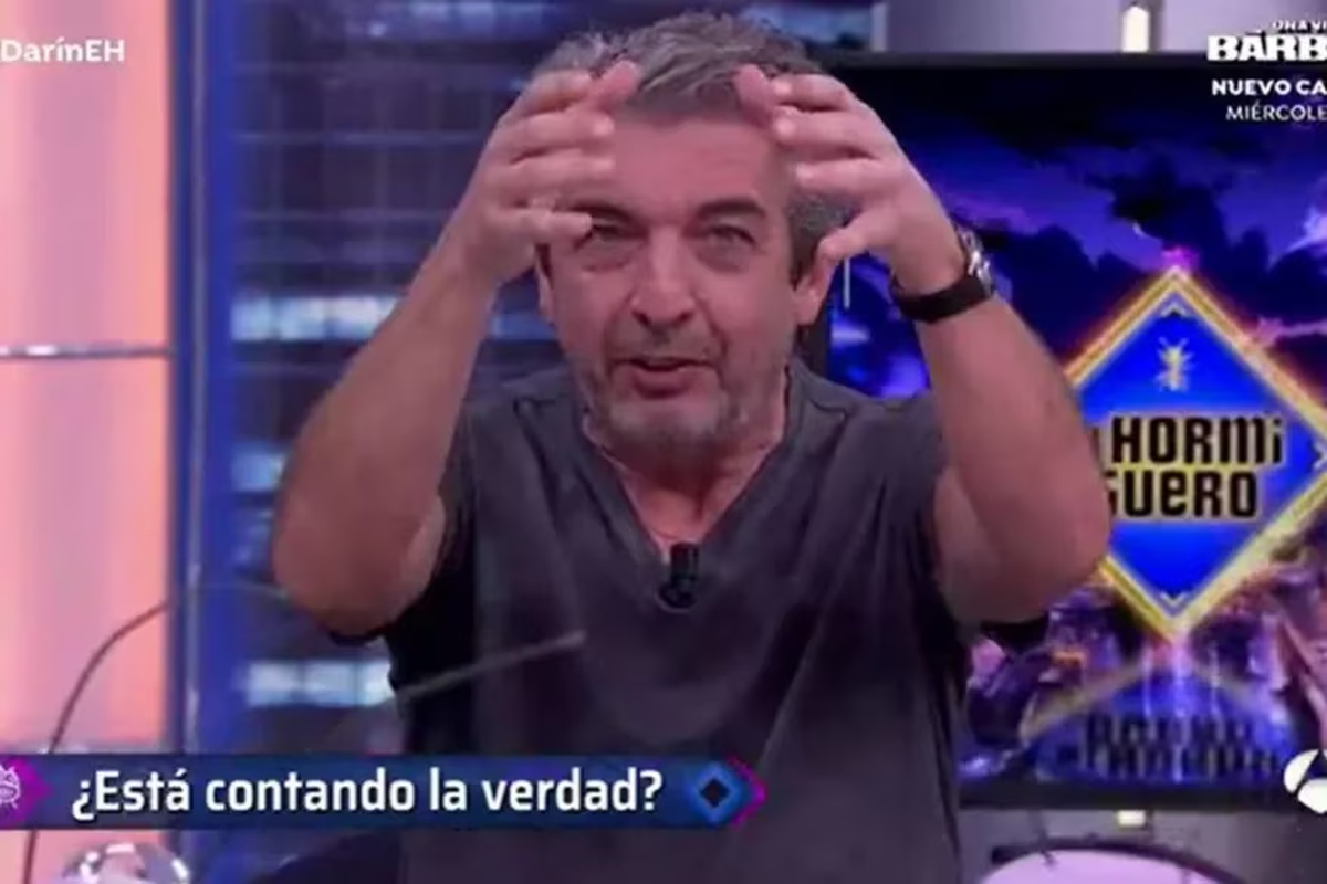 Ricardo Darín aseguró que el OVNI que avistó tenía forma cilíndrica y trató de describirlo con sus manosCaptura Antena 3