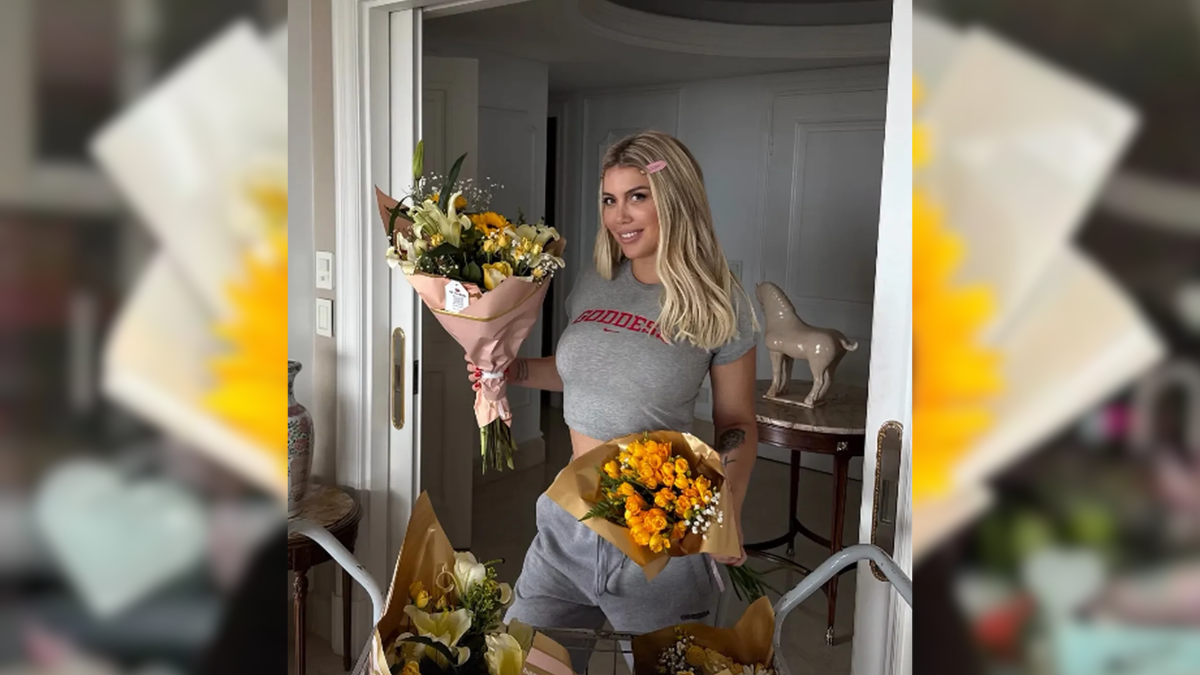 Wanda Nara recibió flores amarillas.