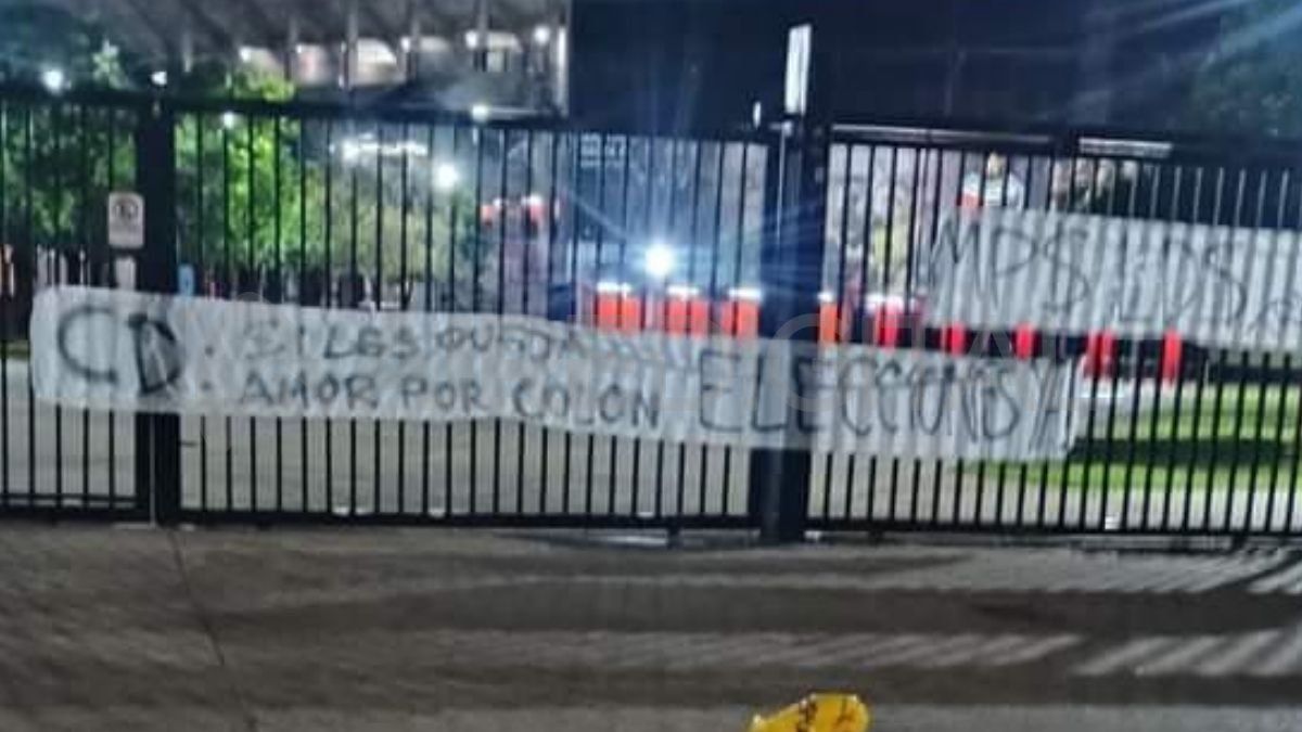 Dejaron una bandera en el estadio de Colón que duró pocos minutos colgada: qué decía