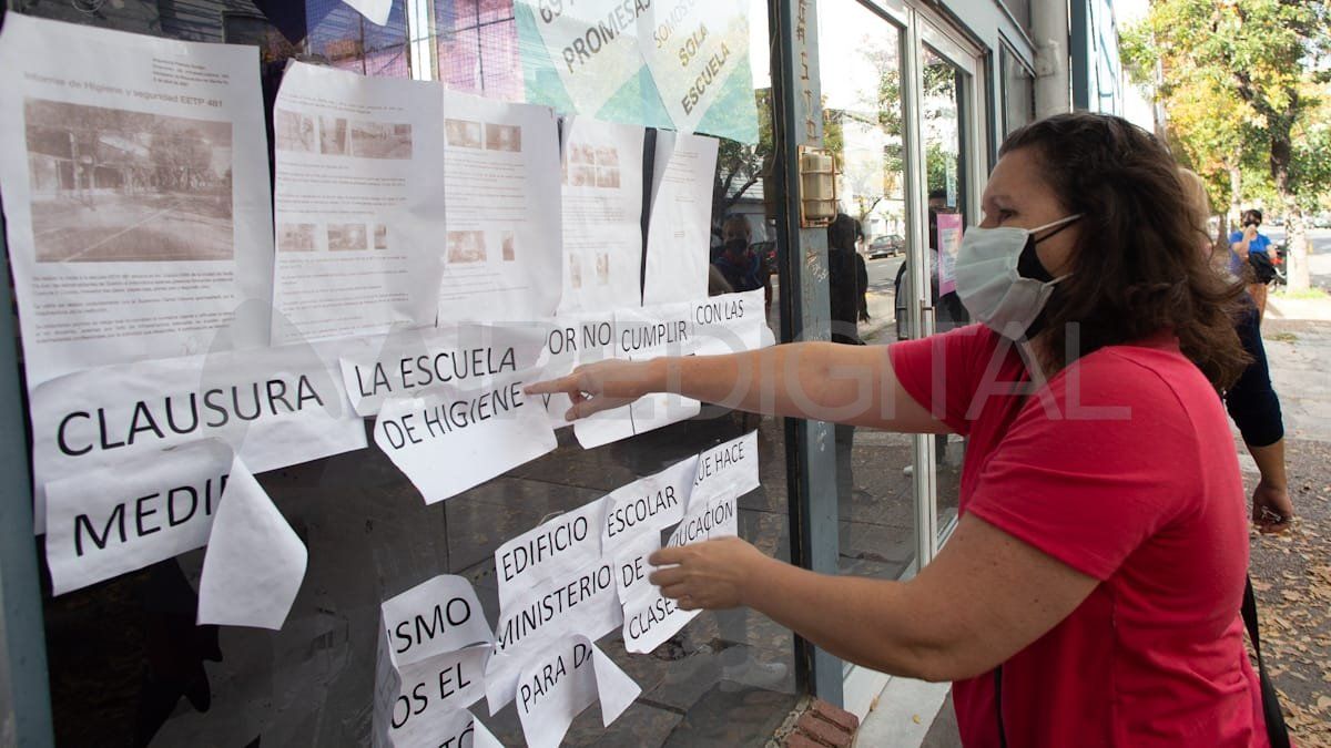 Los padres de la escuela Echeverría de Santa Fe sostienen que varios de sus hijos no pueden asistir a escuelas en el norte de la ciudad. 
