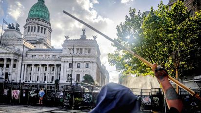 Reforma laboral: 12 detenidos y 6 heridos tras los incidentes frente al Congreso