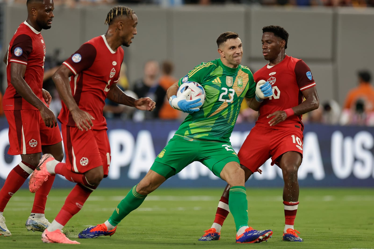 Dibu Martínez jugará su cuarta final en su ciclo defendiendo la camiseta de la Selección Argentina. Dibu Martínez jugará su cuarta final en su ciclo defendiendo la camiseta de la Selección Argentina.