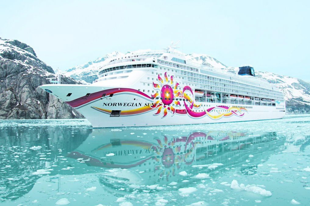 Video: un crucero chocó contra un iceberg en Alaska