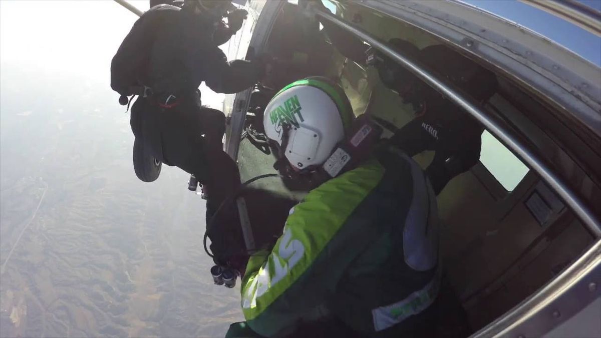 La imagen, tomada desde el casco de uno de los paracaidistas asistentes, muestra a Luke saliendo del avión. Se destacan su casco (donde tenía incorporado un GPS), y un protector para su cuello. Desde que abandonó la aeronave, tardó menos de dos minutos y medio en llegar a la red. La imagen, tomada desde el casco de uno de los paracaidistas asistentes, muestra a Luke saliendo del avión. Se destacan su casco (donde tenía incorporado un GPS), y un protector para su cuello. Desde que abandonó la aeronave, tardó menos de dos minutos y medio en llegar a la red.