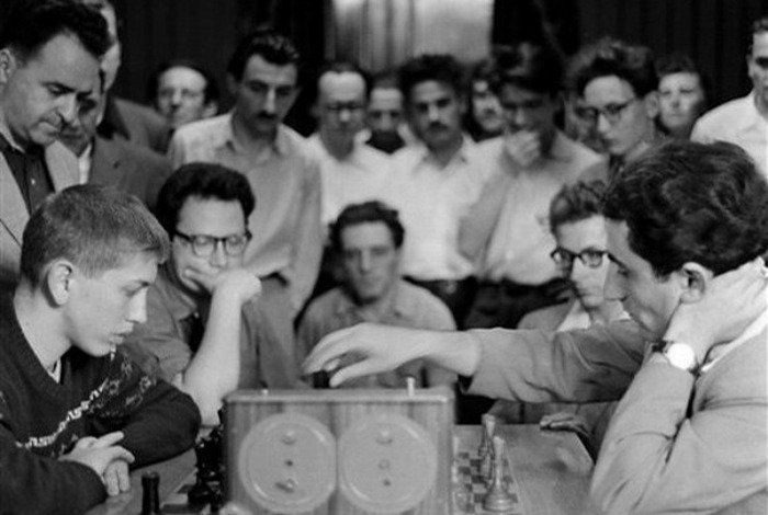 Fischer visitó la Unión Soviética en 1958 y, en el Club de Ajedrez de Moscú, disputó partidas rápidas de la mañana a la noche contra jóvenes promesas rusas, a las que arrasó. Era tal su superioridad que, aunque se trataba de partidas amistosas, los soviéticos convocaron a Tigran Petrosian, de 29 años –y futuro campeón mundial—, que fue el único que pudo vencer en ese momento al quinceañero estadounidense.