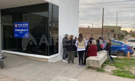 Cansados de la inseguridad en el barrio, los vecinos de Barranquitas se manifestaron frente a la Comisaría 6°. Cansados de la inseguridad en el barrio, los vecinos de Barranquitas se manifestaron frente a la Comisaría 6°.