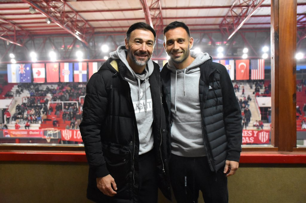 El Kily González y Claudio Corvalán sorprendieron a los hinchas de Unión en pleno partido de básquet