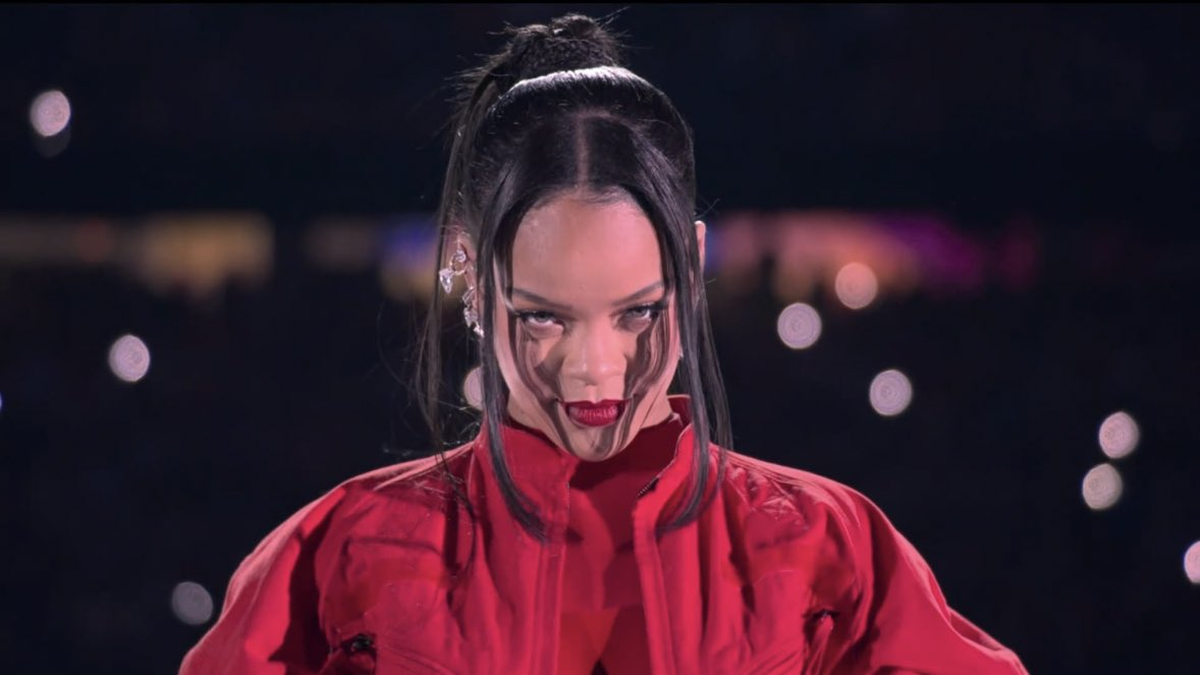 Rihanna cantó un medley de sus grandes éxitos en el Súper Bowl LVII.