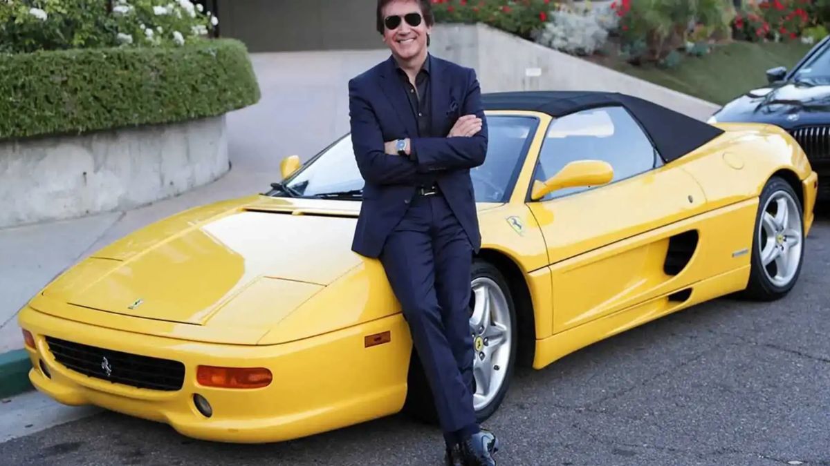 La polémica Ferrari F355 Spider amarilla que un seguidor “sembró” frente a la iglesia de Dante Gebel