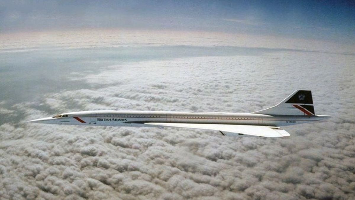 Esta es la única foto que se le tomó a un Concorde a Mach 2 (2179 km/h). Fue registrada en abril de 1985 por Adrian Meredith desde un Panavia Tornado de la Royal Air Force (RAF) que voló junto a él –durante cuatro minutos– a velocidad supersónica sobre el mar de Irlanda. Dada la altura de la imagen (unos 16.400 metros), se aprecia la curvatura de la Tierra. Esta es la única foto que se le tomó a un Concorde a Mach 2 (2179 km/h). Fue registrada en abril de 1985 por Adrian Meredith desde un Panavia Tornado de la Royal Air Force (RAF) que voló junto a él –durante cuatro minutos– a velocidad supersónica sobre el mar de Irlanda. Dada la altura de la imagen (unos 16.400 metros), se aprecia la curvatura de la Tierra.