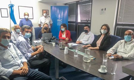 El Ministerio de Salud y la Asociación Argentina de Oncología Clínica abordan una agenda para prevenir y tratar el cáncer. El Ministerio de Salud y la Asociación Argentina de Oncología Clínica abordan una agenda para prevenir y tratar el cáncer.