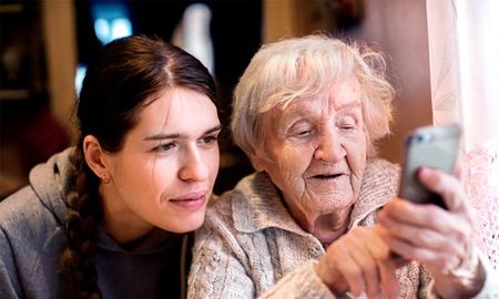 Una de las mayores dificultades para los adultos mayores es manejar sus cuentas bancarias a través de las herramientas digitales. Una de las mayores dificultades para los adultos mayores es manejar sus cuentas bancarias a través de las herramientas digitales.