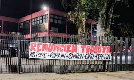 El estadio de Newells apareció con pasacalles y mensajes contundentes contra la dirigencia: Ya El estadio de Newells apareció con pasacalles y mensajes contundentes contra la dirigencia: Ya