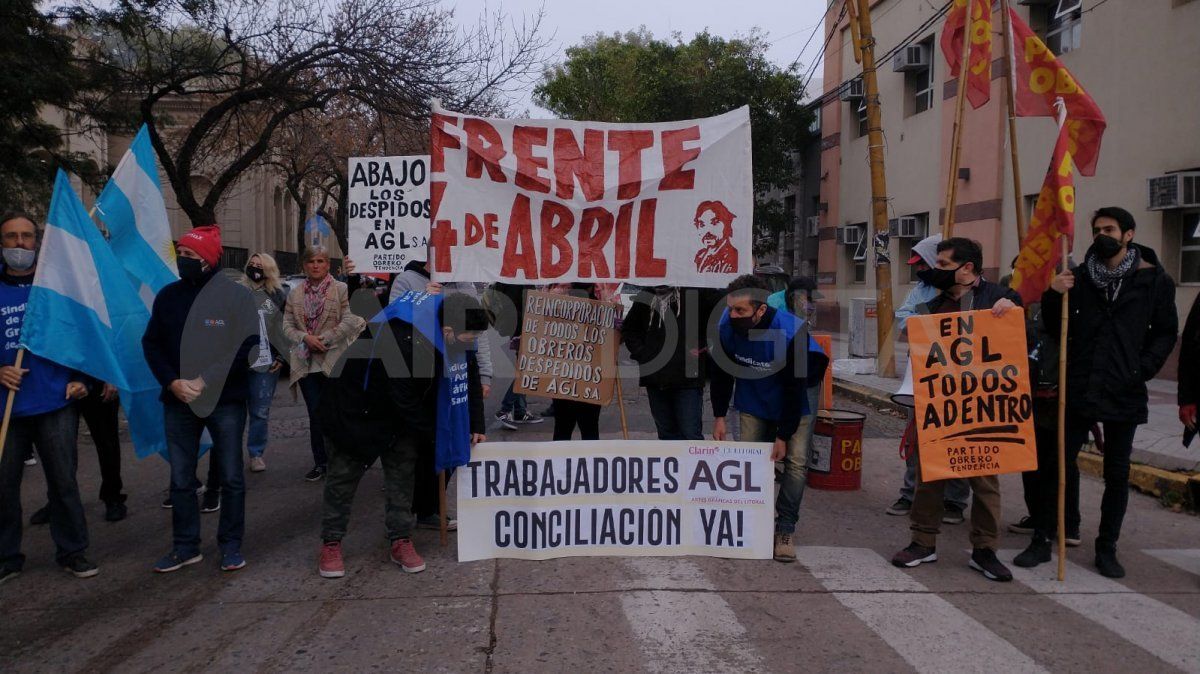 Protesta de trabajadores de AGL frente al Ministerio de Trabajo