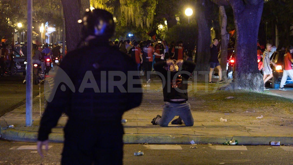 Los hinchas de Colón desbordaron el operativo de la Policía de Santa Fe.