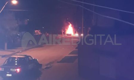 Quemaron un auto en Liceo Norte Quemaron un auto en Liceo Norte
