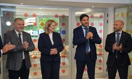 El nuevo espacio, de 450 metros cuadrados, funcionará como centro de reuniones, coworking y promoción para empresas, pymes y emprendedores santafesinos en la capital del país. El nuevo espacio, de 450 metros cuadrados, funcionará como centro de reuniones, coworking y promoción para empresas, pymes y emprendedores santafesinos en la capital del país.