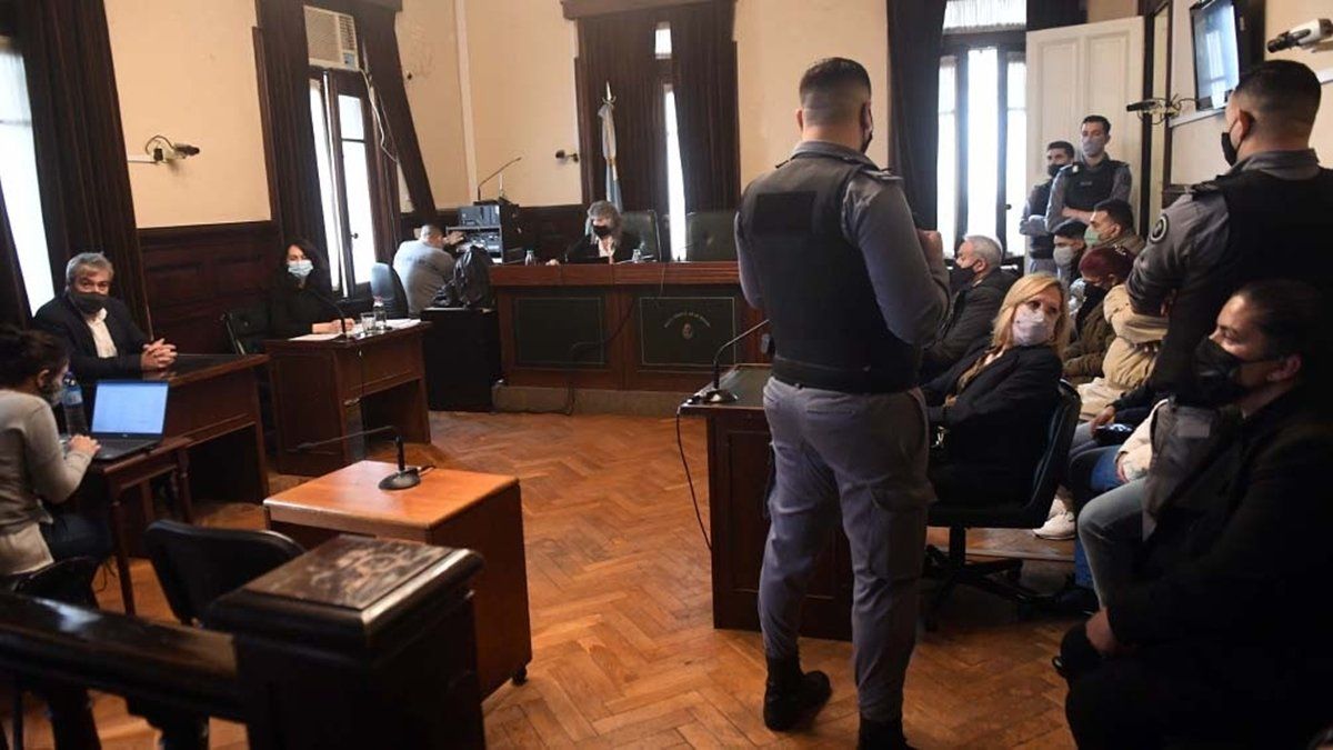 El 20 de septiembre, Navarro Cádiz fue condenado a 45 años de cárcel y Fernández, a prisión perpetua