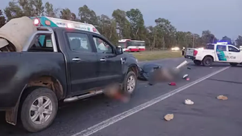 Ruta 2: cuatro personas en una misma moto chocaron con un camión, cayeron, los atropelló una camioneta y murieron