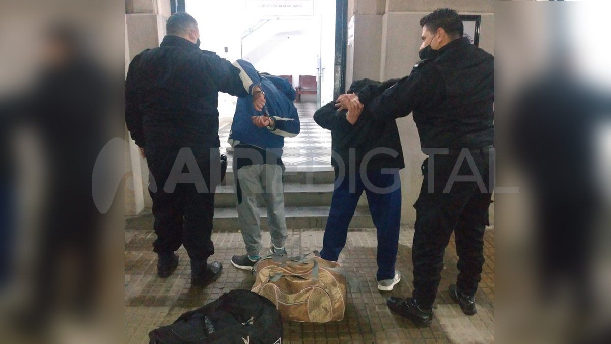 Robo y daño de un auto frente al Ministerio de Seguridad