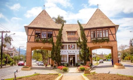 Al encontrarse al norte del Parque Nacional de Itajaí, la ciudad ofrece acceso rápido a circuitos de turismo rural entre cascadas y bosques nativos de la selva atlántica. Al encontrarse al norte del Parque Nacional de Itajaí, la ciudad ofrece acceso rápido a circuitos de turismo rural entre cascadas y bosques nativos de la selva atlántica.