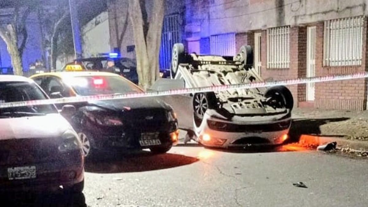 El auto quedó tumbado, con las ruedas para arriba, luego de los disparos y de chocar con un taxi, que permanecía también en la escena del crimen.