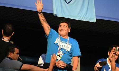 Este viernes, Diego Maradona cumple 60 años. El astro del fútbol argentino que regó de gloria este suelo. Este viernes, Diego Maradona cumple 60 años. El astro del fútbol argentino que regó de gloria este suelo.