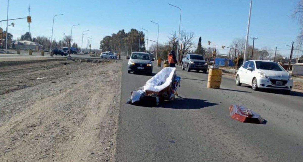 Quién era la mujer fallecida que trasladaban en el ataúd que se cayó del coche fúnebre en una ruta de Neuquén