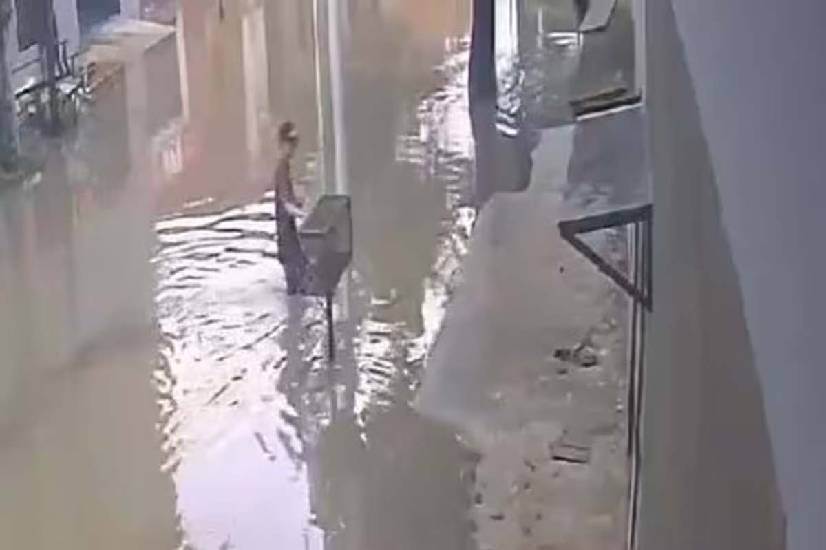 El adolescente de 14 años, justo antes de ser electrocutado. El adolescente de 14 años, justo antes de ser electrocutado.