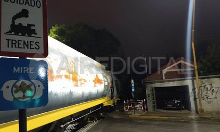 El tren generó demoras en el tránsito a la altura de Pedro Vittori y Aristóbulo del Valle. El tren generó demoras en el tránsito a la altura de Pedro Vittori y Aristóbulo del Valle.