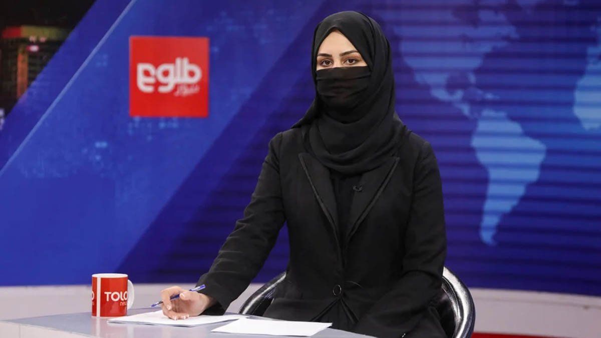 El jefe supremo de los talibanes emitió una orden según la cual las mujeres debían cubrirse completamente en público, incluido el rostro, idealmente con el burka tradicional.