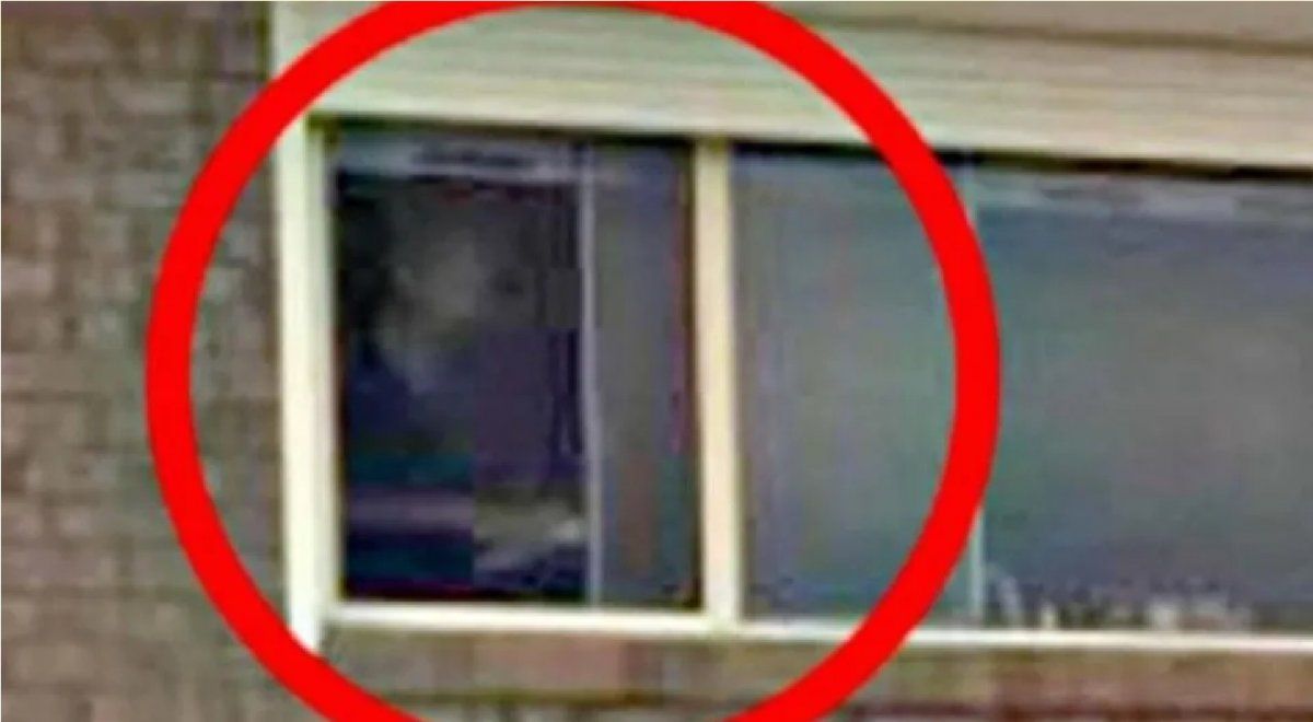 Le sacan foto a una casa para venderla ¡y aparece el fantasma del dueño!