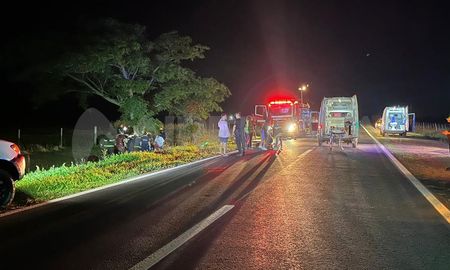 Según trascendió, el vehículo despistó y chocó contra un árbol de la banquina. Según trascendió, el vehículo despistó y chocó contra un árbol de la banquina.