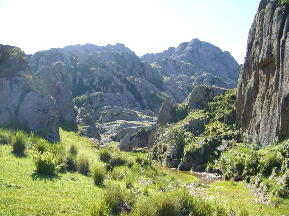 Los Gigantes pertenecen al extremo norte de las Sierras Grandes y tienen casi 400 millones de años. Los Gigantes pertenecen al extremo norte de las Sierras Grandes y tienen casi 400 millones de años. 