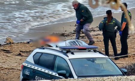 Agentes de la Guardia Civil trabajan para identificar el cuerpo hallado en la playa del Dosel. Agentes de la Guardia Civil trabajan para identificar el cuerpo hallado en la playa del Dosel.