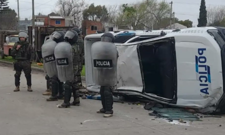 Un patrullero atropelló a una mujer y a su hijo en medio de una persecución policial en Quilmes.
