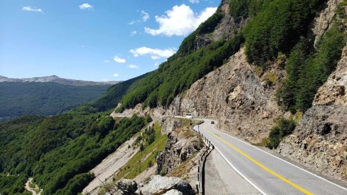 La Ruta Nacional 3 atraviesa paisajes que combinan el azul profundo de los lagos con el verde intenso de los bosques fueguinos. La Ruta Nacional 3 atraviesa paisajes que combinan el azul profundo de los lagos con el verde intenso de los bosques fueguinos.