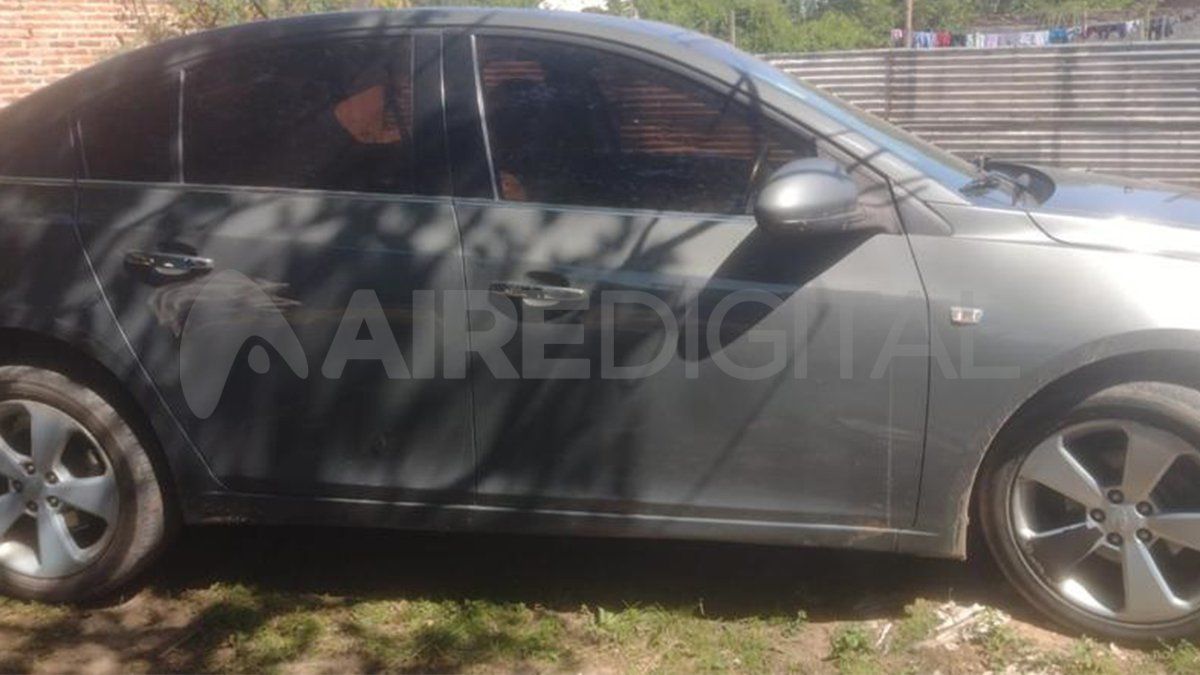 El Chevrolet Cruze gris que fue secuestrado.