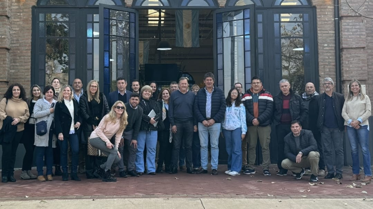 Roly Santacroce junto a representantes de municipios y comunas de Santa Fe.