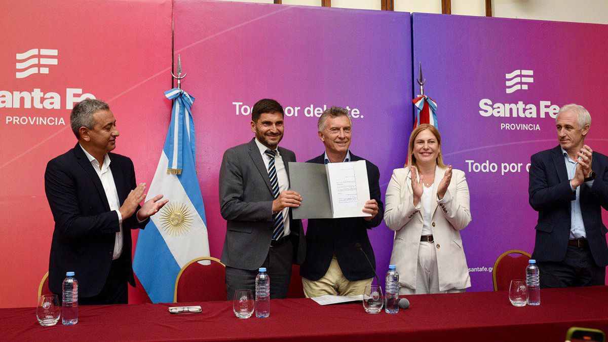 El Gobernador de Santa Fe, Maximiliano Pullaro, junto al ex presidente de la República Argentina, Maurico Macri. El Gobernador de Santa Fe, Maximiliano Pullaro, junto al ex presidente de la República Argentina, Maurico Macri. 