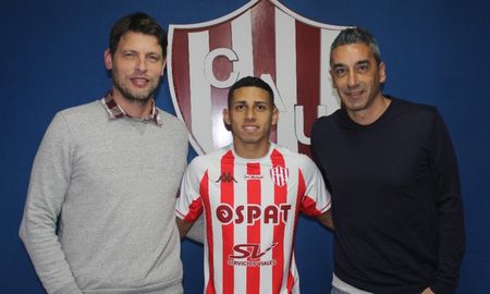 El Club Atlético Unión presentó a Tomás González como nuevo refuerzo para el plantel de Gustavo Munúa. El Club Atlético Unión presentó a Tomás González como nuevo refuerzo para el plantel de Gustavo Munúa.