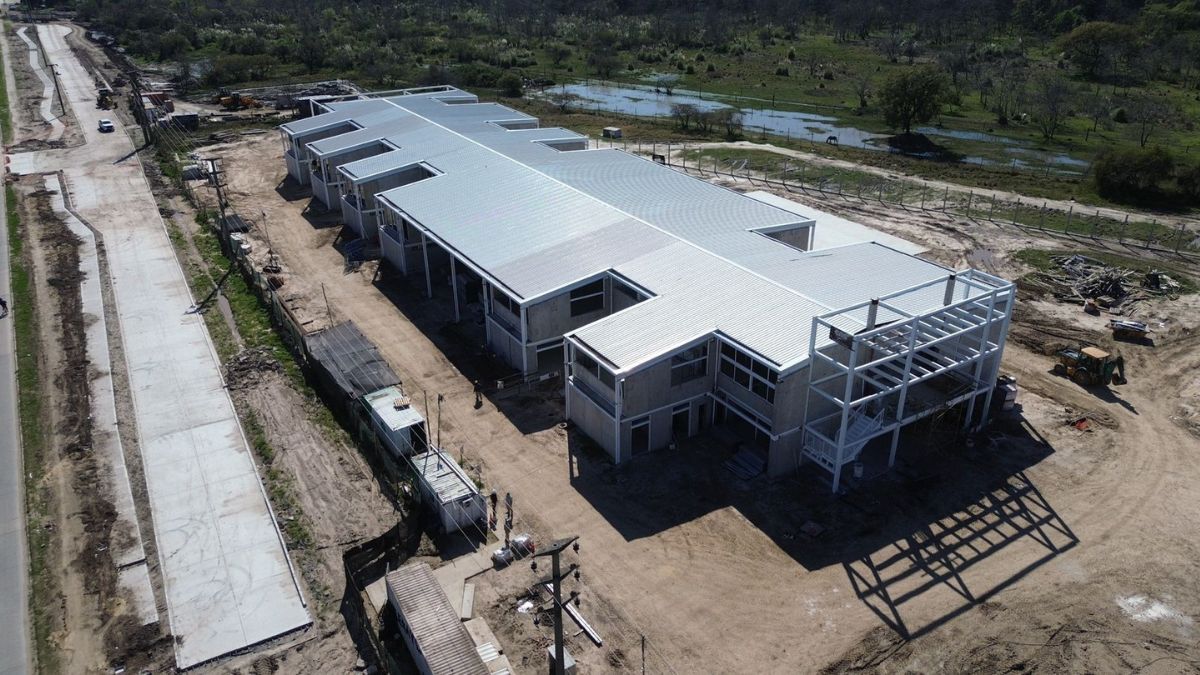 El nuevo edificio de la Escuela Echeverría ya supera el 75% de avance y promete transformar la infraestructura educativa del norte de la ciudad de Santa Fe. El nuevo edificio de la Escuela Echeverría ya supera el 75% de avance y promete transformar la infraestructura educativa del norte de la ciudad de Santa Fe.