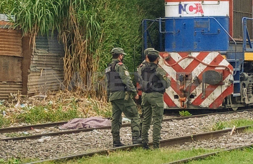 La quinta persona asesinada este fin de semana recibió heridas de bala cerca de las vías del ferrocarril en barrio Santa Lucía. 