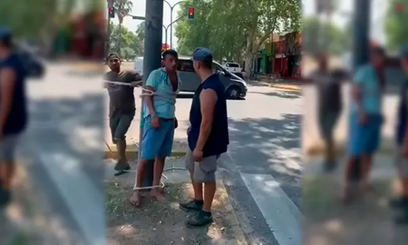 Un grupo de hombres persiguió y ató contra un poste a un ladrón en Rosario: video