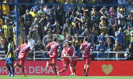 Argentinos Juniors venció 1-0 a Rosario Central a domicilio, y amargó el retorno del público en el Gigante de Arroyito. Argentinos Juniors venció 1-0 a Rosario Central a domicilio, y amargó el retorno del público en el Gigante de Arroyito.