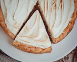 El pastel de novia volvió a ganar popularidad en redes sociales por su mezcla inesperada de sabores y por su historia centenaria. El pastel de novia volvió a ganar popularidad en redes sociales por su mezcla inesperada de sabores y por su historia centenaria.