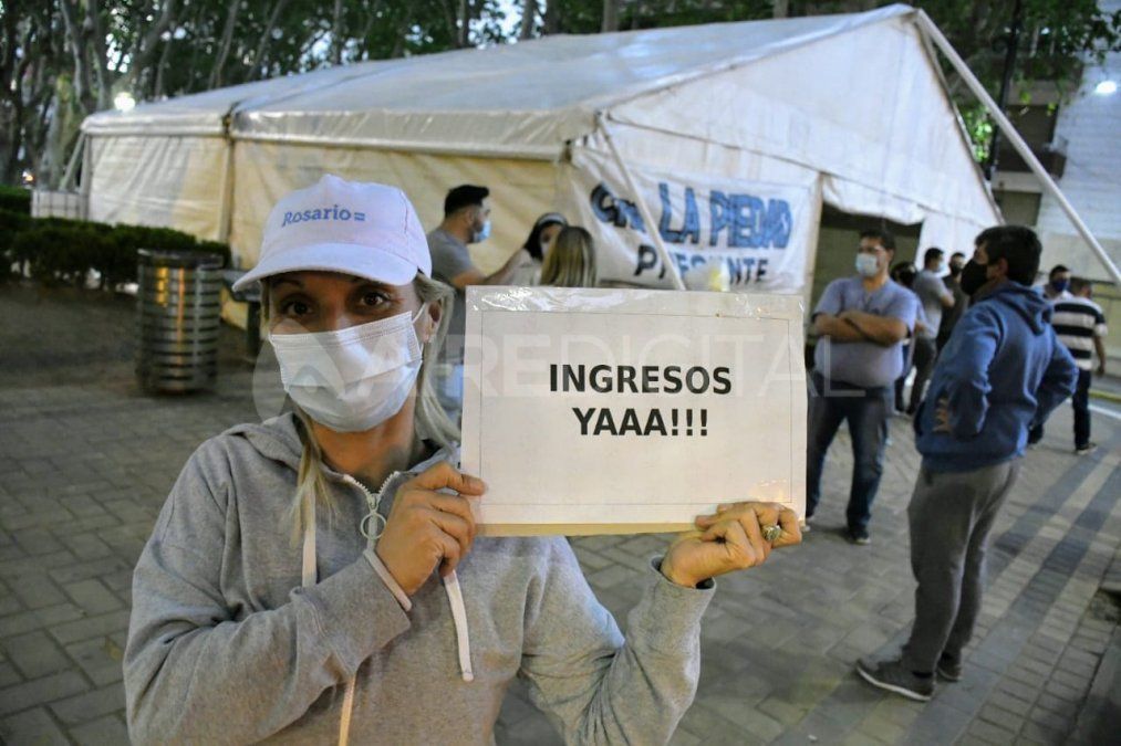 Los trabajadores municipales piden una mejora salarial y se manifiestan en desacuerdo con lo ofrecido por intendentes y jefes comunales en la paritaria. 